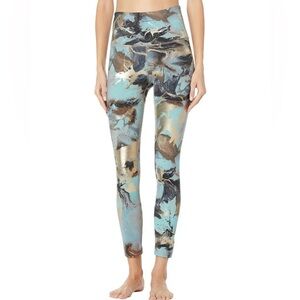 ✨Beyond Yoga High Waist Midi Leggings – Ocean Blue Marble Foil. Size M EUC
